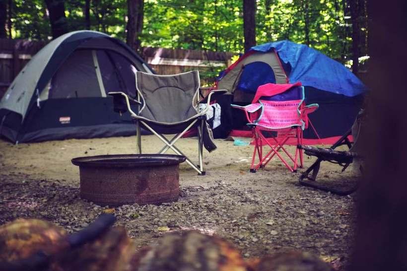 To store telt, campingstoler og bålplass på en skogscampingplass