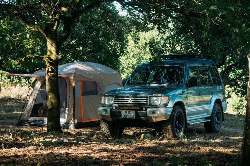 SUV parkert i skogen med et stort baklukketelt montert bak på bilen